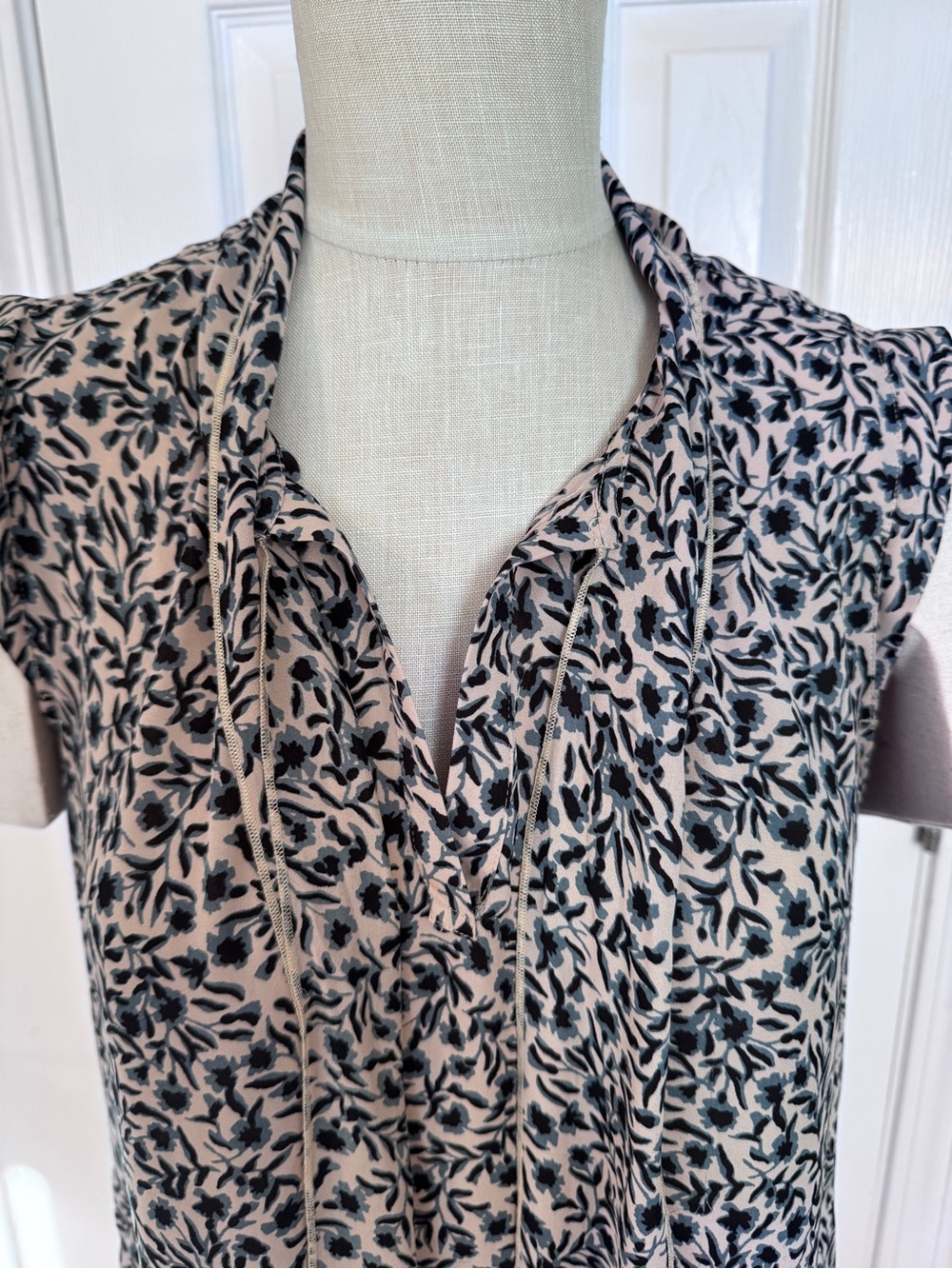LOFT Floral Tie Neck Sleeveless Blouse Top Medium Blue Black Career Office Boho - Picture 3 of 9